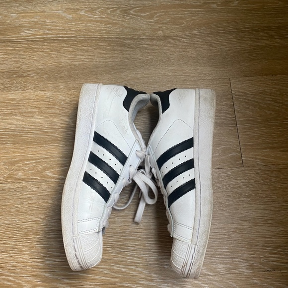 ADIDAS Superstar Sneaker (Women) 7.5 - Picture 2 of 5